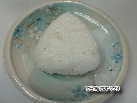 シンプルな塩おにぎり(^ー^)